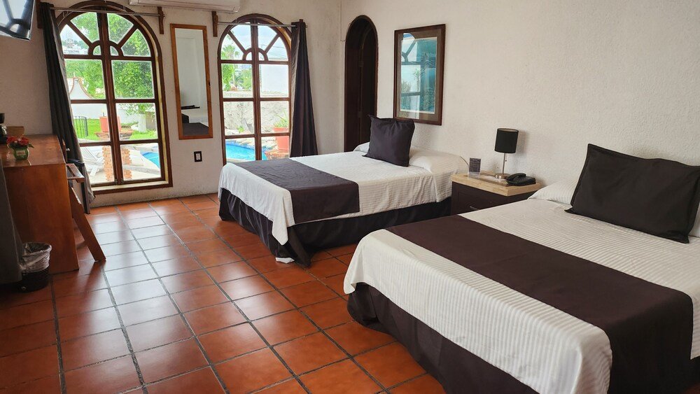 Четырёхместный номер Standard с балконом и с видом на бассейн Hill House Mazatlan - Bed & Breakfast