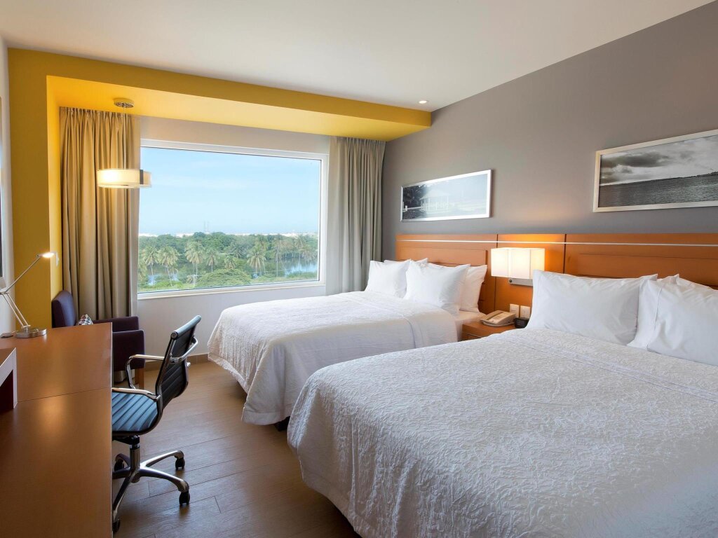 Кровать в общем номере Hampton Inn & Suites by Hilton Paraiso