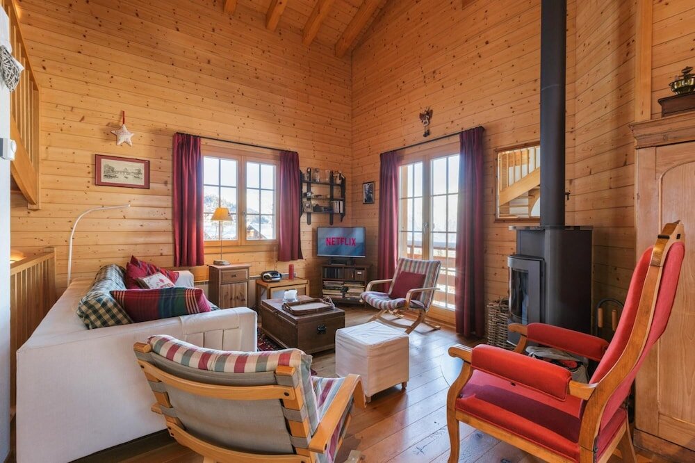 Cottage Cozy, classic Swiss chalet with stunning views