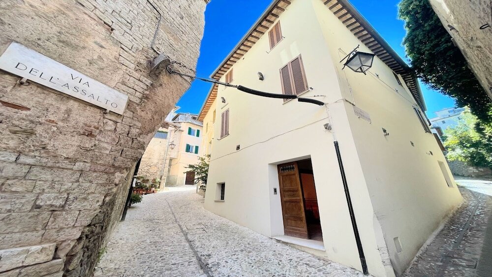 Вилла с 5 комнатами с видом на город Spoleto detached villa centrally located - car unnecessary - wifi - sleeps 10