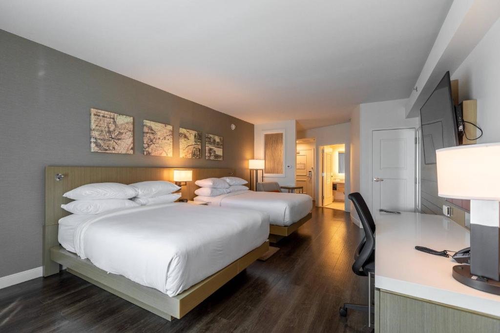Standard Vierer Zimmer mit Blick auf den Innenhof Delta Hotels by Marriott Raleigh-Durham at Research Triangle Park