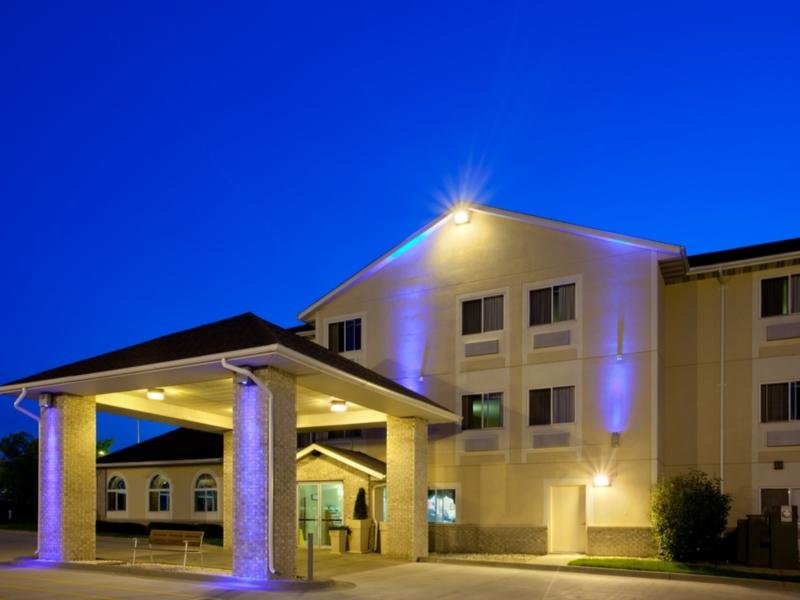 Кровать в общем номере Comfort Inn & Suites near Route 66 Award Winning Gold Hotel 2021