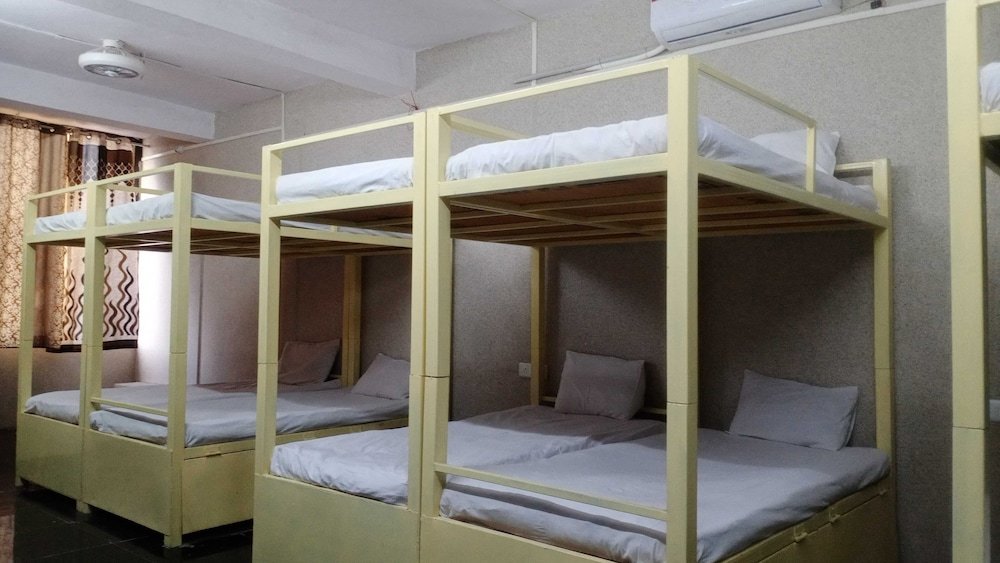Cama en dormitorio compartido Hotel Mayura Ankleshwar