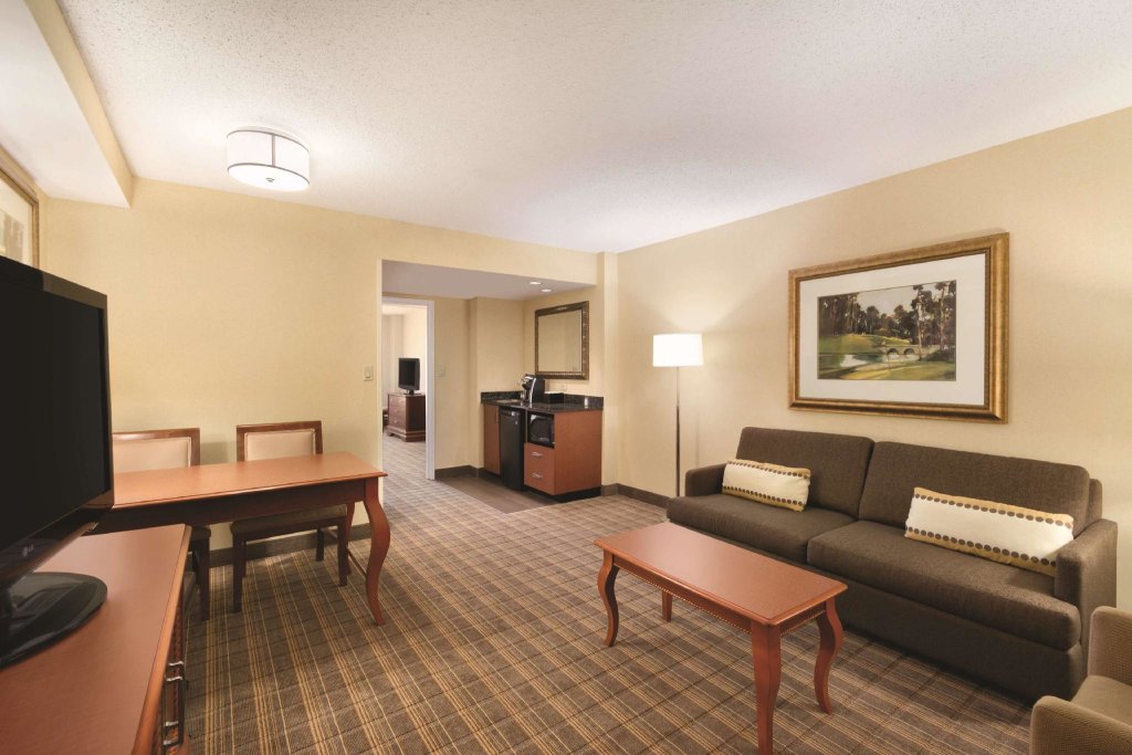 Двухместный номер Premium Embassy Suites Greenville Golf Resort & Conference Center