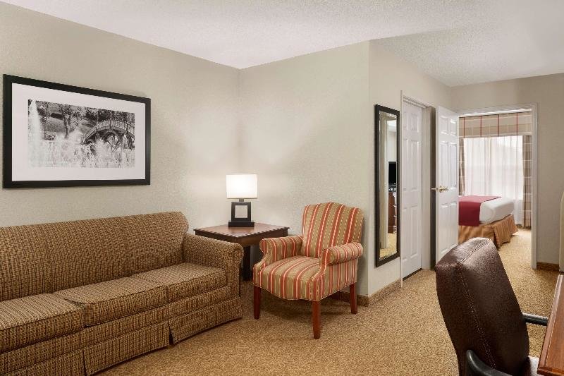 Camera Standard Country Inn & Suites by Radisson, Louisville South, KY