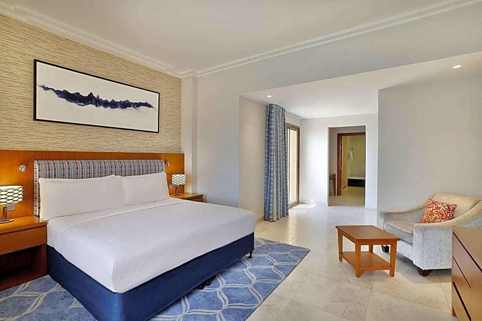 Doppel Junior-Suite mit Balkon und mit Meerblick DoubleTree by Hilton Resort & Spa Marjan Island