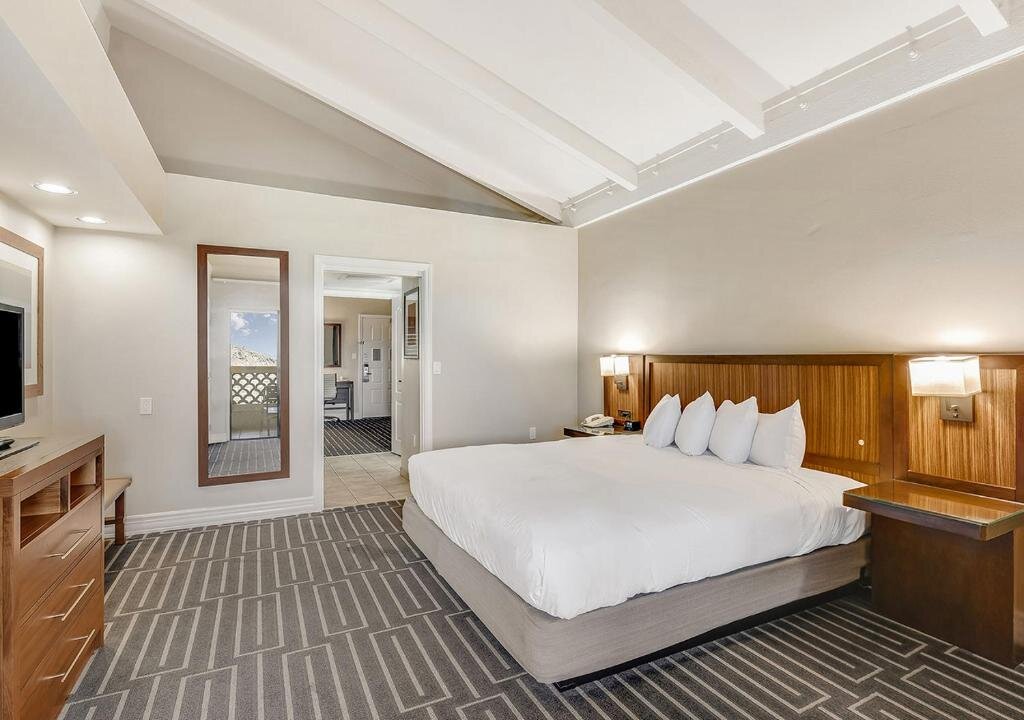 Двухместный люкс Poolside with Sofa Bed c 1 комнатой Hilton Phoenix Tapatio Cliffs Resort