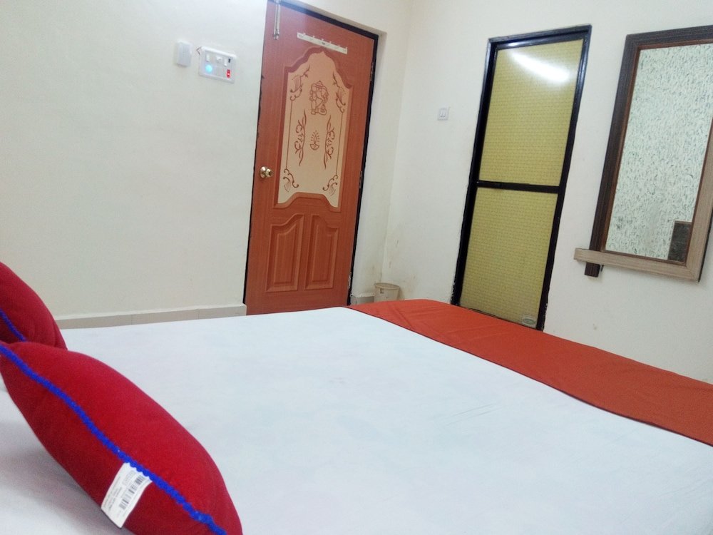 Deluxe room OYO Sai Samrat Inn