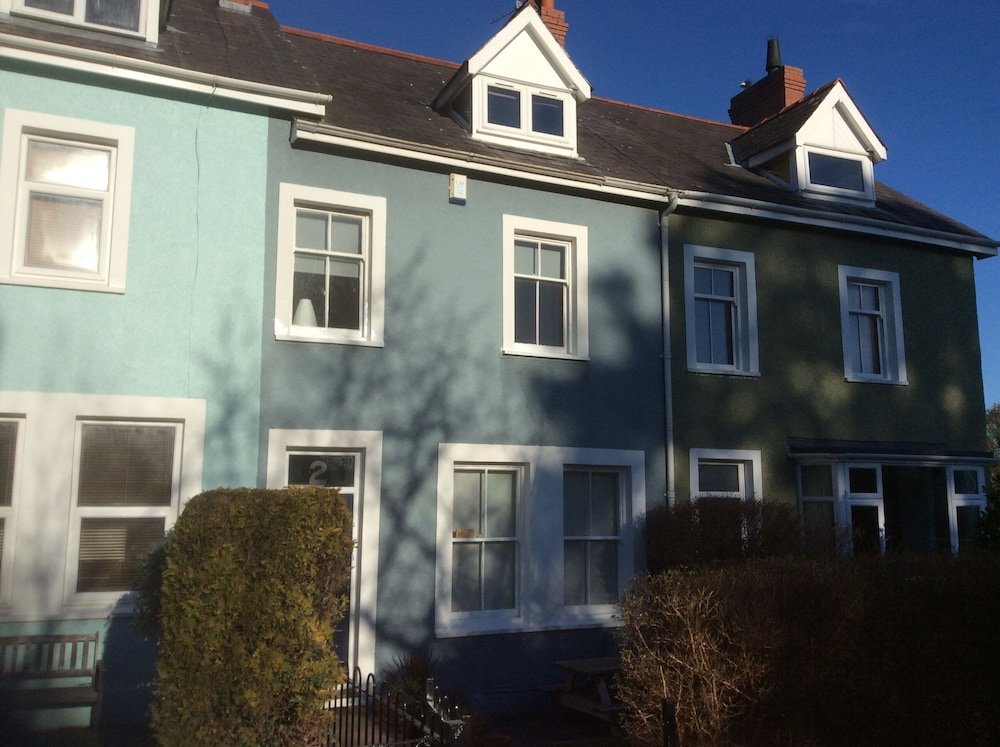 Коттедж Lovely 4-bed Victorian House in Bangor by the sea