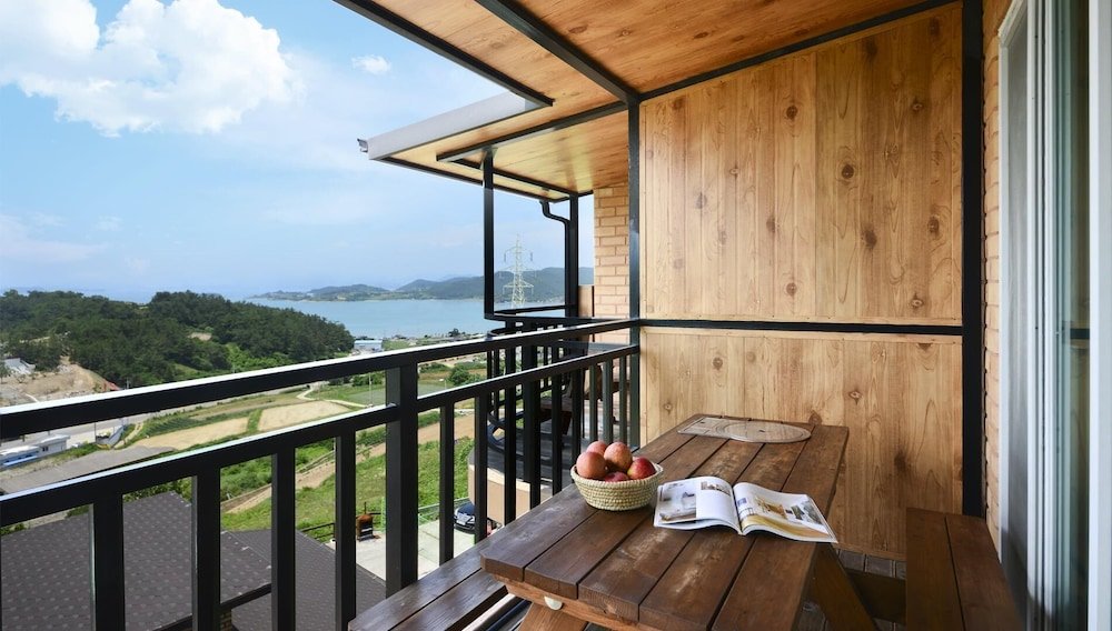 Habitación Estándar 1 dormitorio con balcón y con vista al océano Yeosu Hwangto Pension