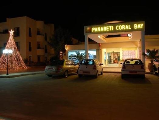 Кровать в общем номере с 2 комнатами Panareti Coral Bay Resort