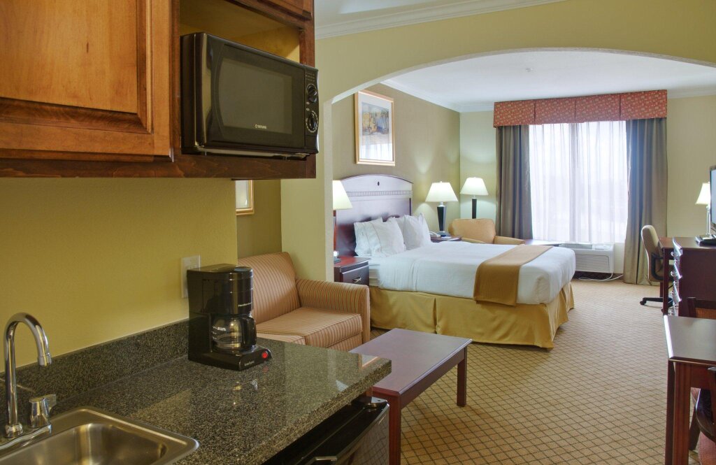 Люкс Holiday Inn Express Hotel & Suites Winnie, an IHG Hotel