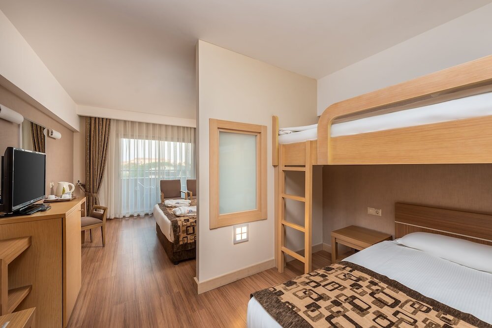 Кровать в общем номере с балконом и с видом на сад Sunis Kumköy Beach Resort Hotel & Spa