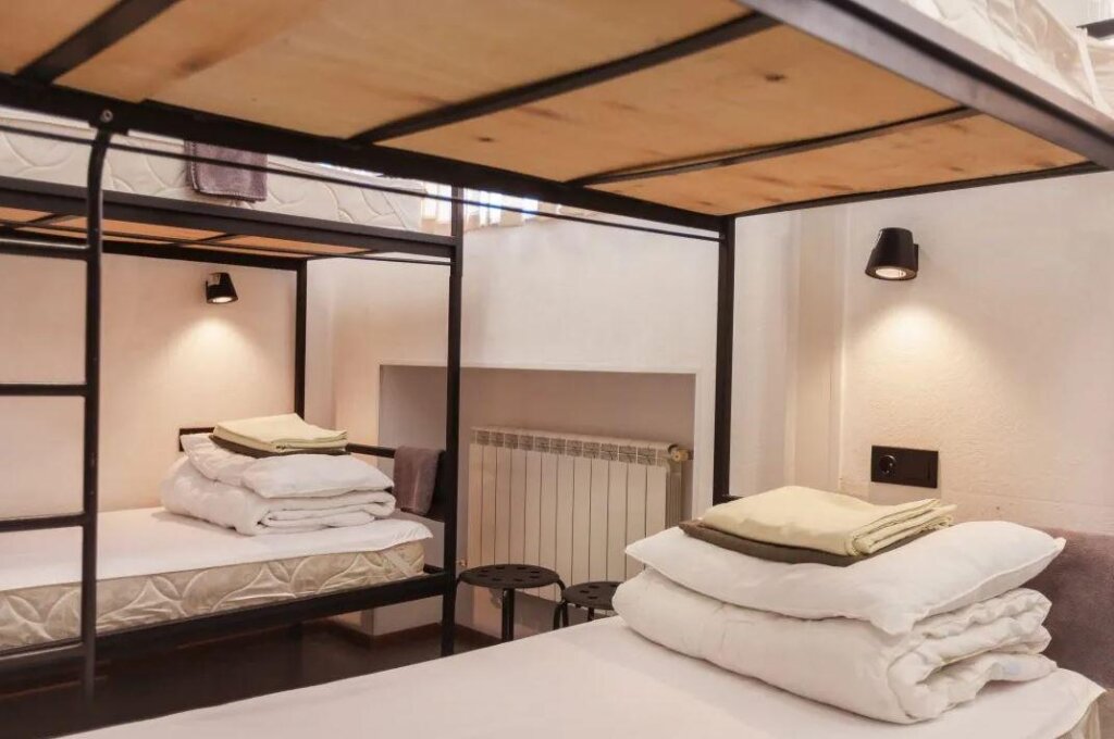 Кровать в общем номере Отель Lucky на Набережной