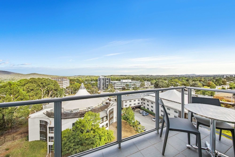 Апартаменты с 2 комнатами с балконом Adina Serviced Apartments Canberra Dickson
