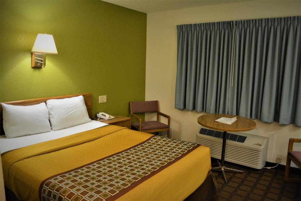Standard Quadruple room Bloomer Inn & Suites