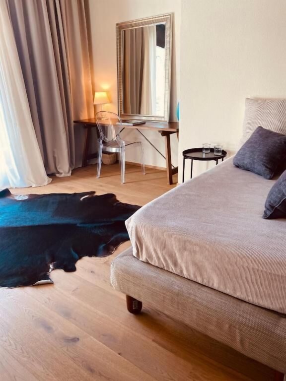 Suite 1 Schlafzimmer mit Gartenblick Hotel de l’Ours Preles