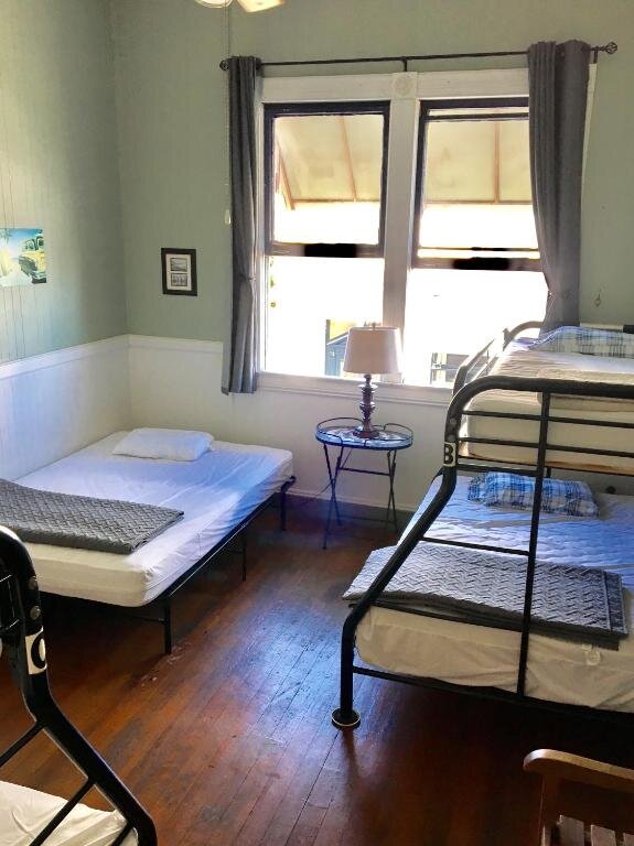 Кровать в общем номере (женский номер) Howzit Hostels Hilo