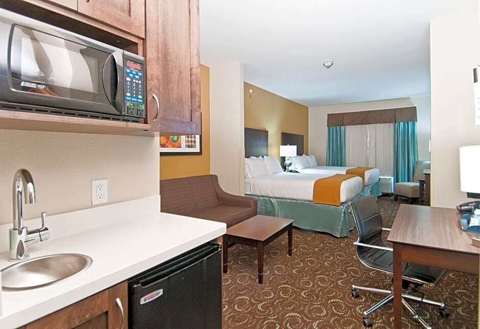 Четырёхместный люкс c 1 комнатой Holiday Inn Express & Suites San Antonio SE by AT&T Center, an IHG Hotel