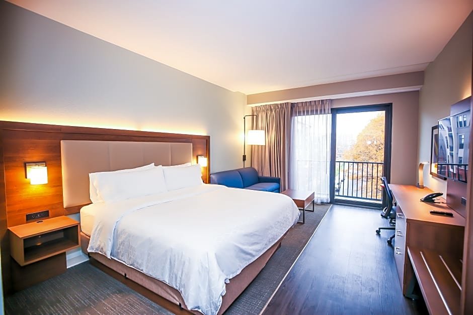 Двухместный номер Standard с балконом Holiday Inn Express & Suites - Charlotte - South End, an IHG Hotel