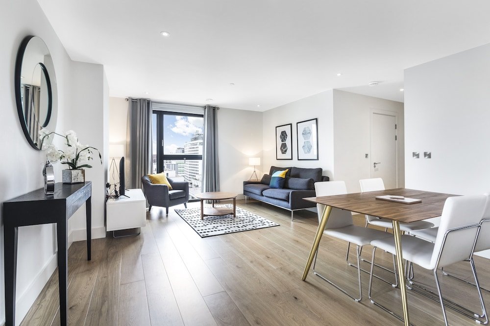 Camera Standard Lush Apartment - London Designer Outlet