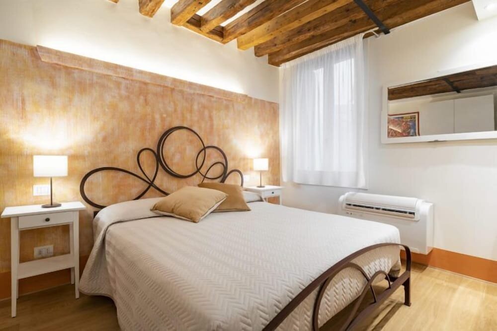 2 Bedrooms Apartment with balcony Sant'Aponal Prestige