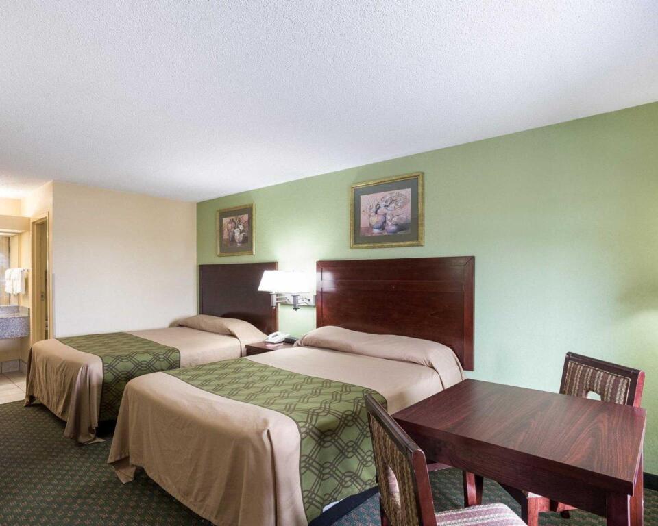 Четырёхместный номер Standard Rodeway Inn & Suites