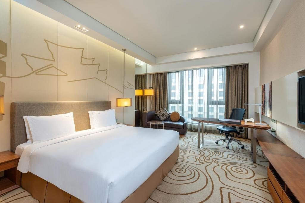 Двухместный номер Deluxe Holiday Inn Shanghai Hongqiao, an IHG Hotel