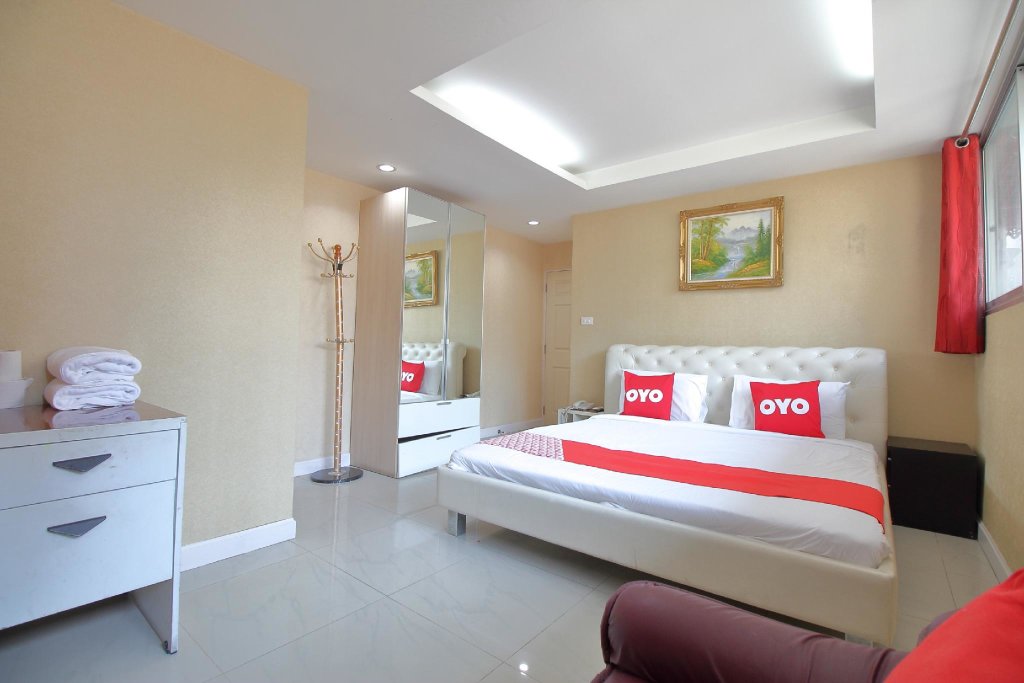 Superior Double room OYO 102 Diamond Residence Silom
