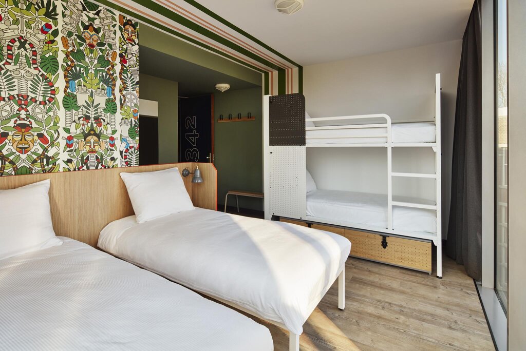 Кровать в общем номере Generator Amsterdam