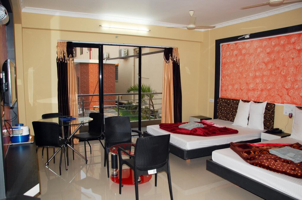 Четырёхместный номер Deluxe Hotel Srikrishna International