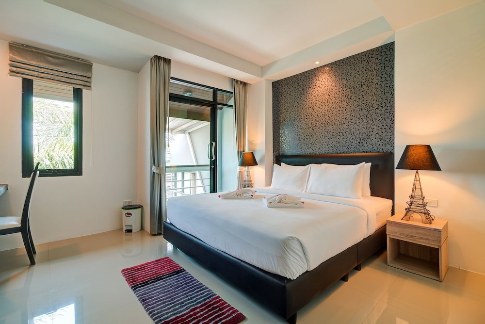 Deluxe Suite Baan Rawee Apartments