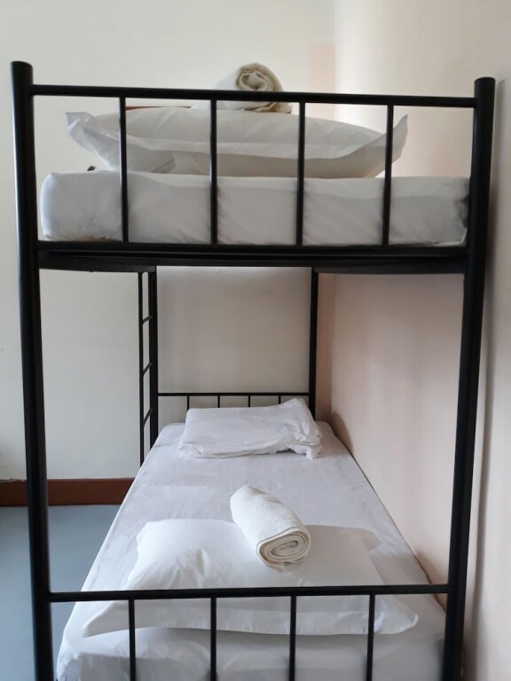 Кровать в общем номере (мужской номер) Farm Guest House - Hostel
