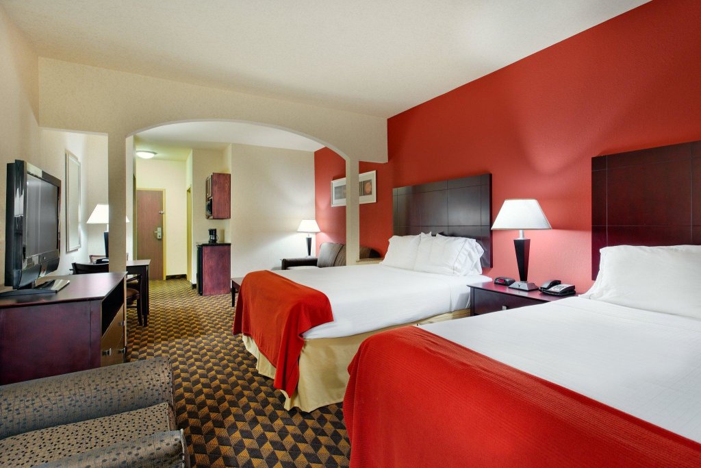 Четырёхместный номер Standard Holiday Inn Express Hotel & Suites Malvern, an IHG Hotel