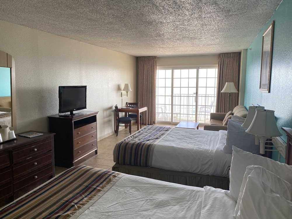 Standard Quadruple room with balcony and with view Paradise Plaza Inn