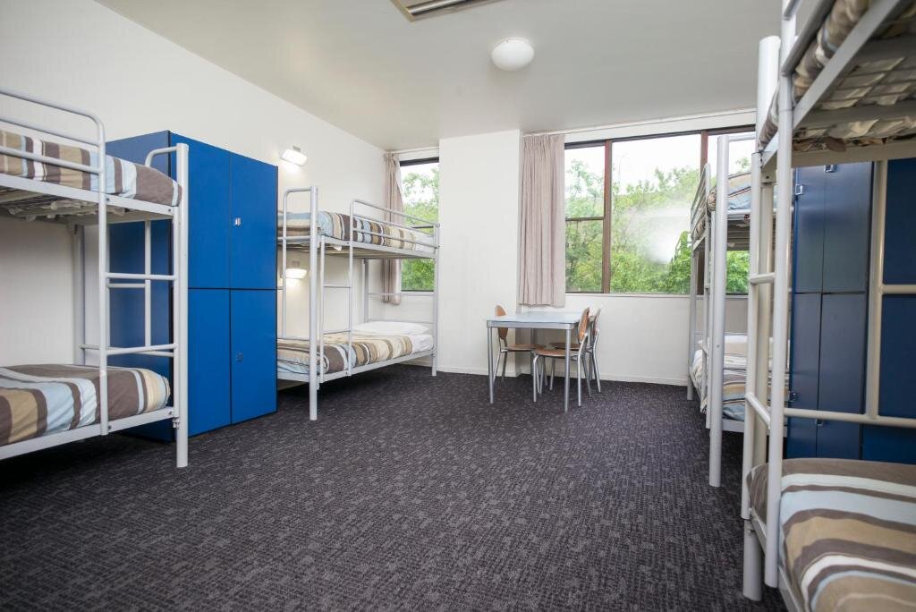 Кровать в общем номере The Village Hostels Canberra