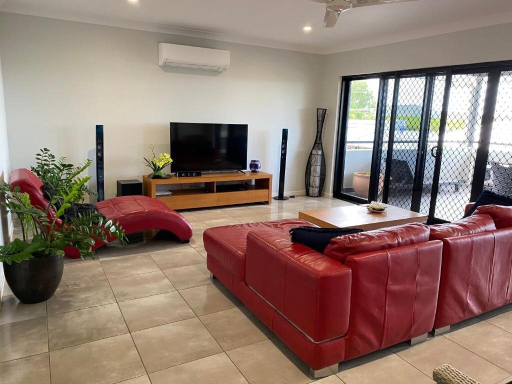 Апартаменты Cooktown Harbour View Luxury Apartments