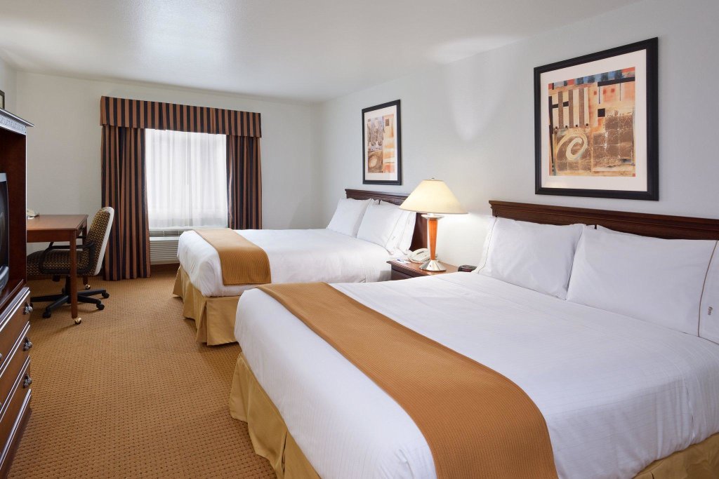 Standard Vierer Zimmer Holiday Inn Exp Chester WV, an IHG Hotel