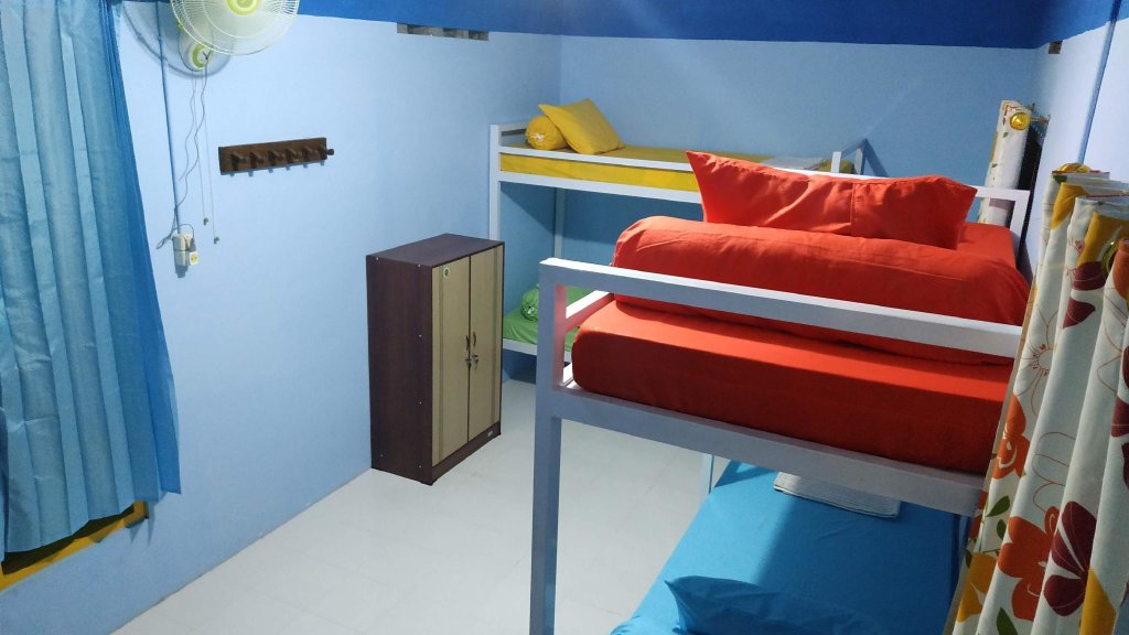 Кровать в общем номере Genthong Homestay