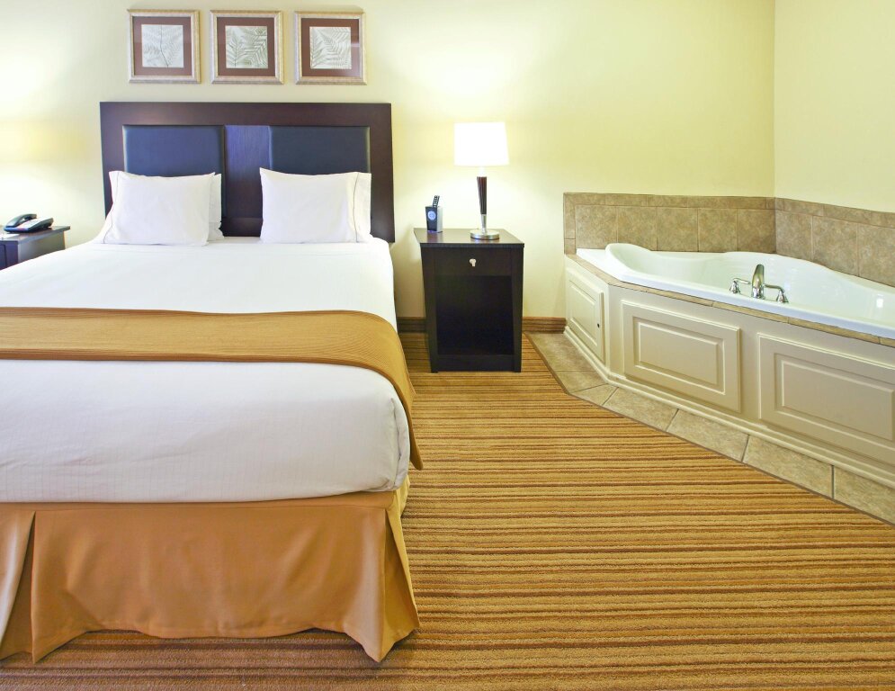 Люкс Holiday Inn Express & Suites - Shreveport - Downtown, an IHG Hotel
