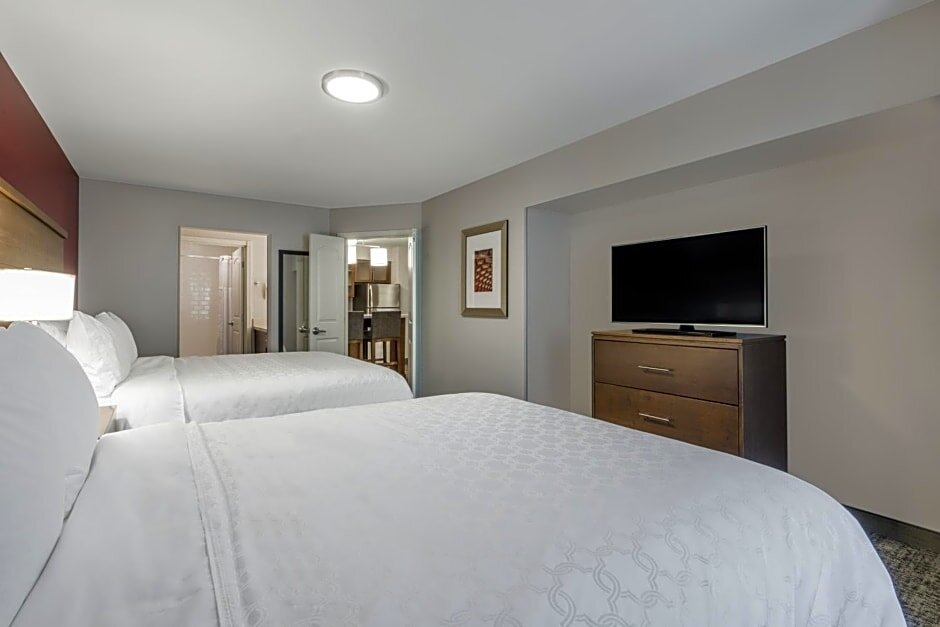 Четырёхместный номер Standard c 1 комнатой Staybridge Suites Anchorage, an IHG Hotel