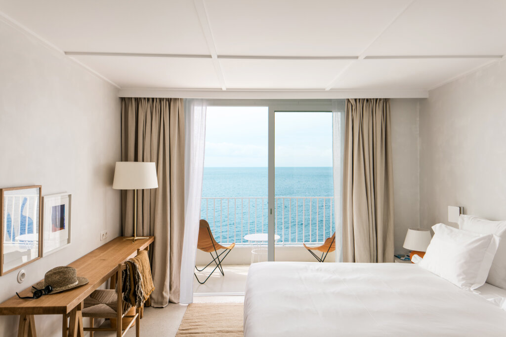 Двухместный номер Superior с балконом и с видом на море Les Roches Rouges, a Beaumier hotel