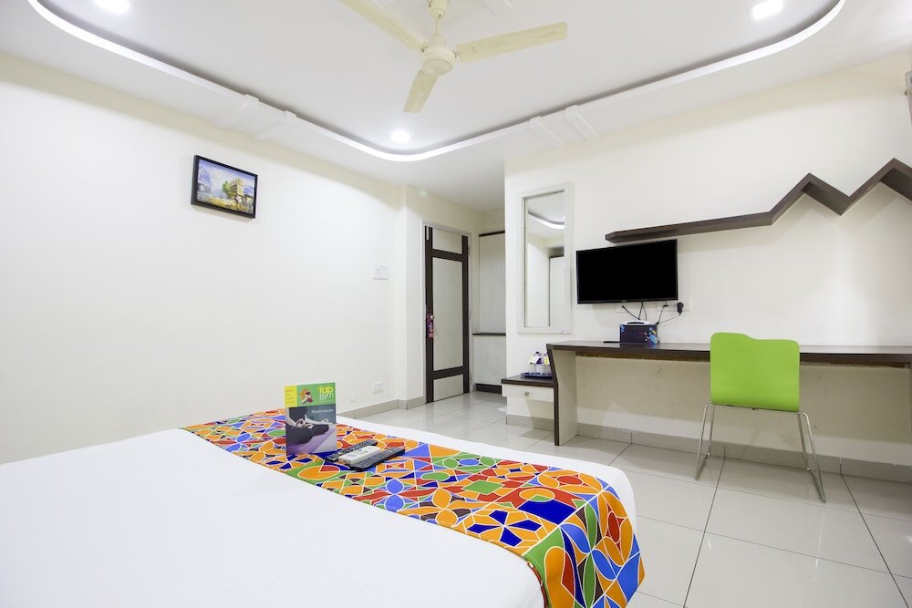 Deluxe room FabHotel Siri Inn Madhapur - Fully Vaccinated Staff