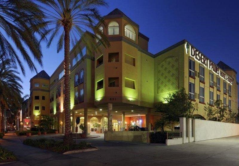 Кровать в общем номере Desert Palms Hotel & Suites Anaheim Resort