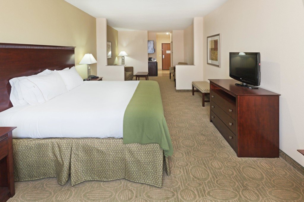 Люкс Deluxe Holiday Inn Express & Suites Brownfield