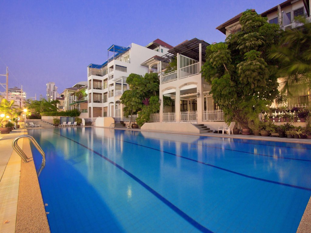 Кровать в общем номере Мансарда Argyle Apartments Pattaya