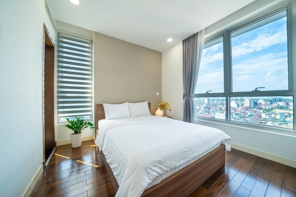 Семейные апартаменты с 3 комнатами с балконом Bayhomes Lancaster Ha Noi Serviced Apartment