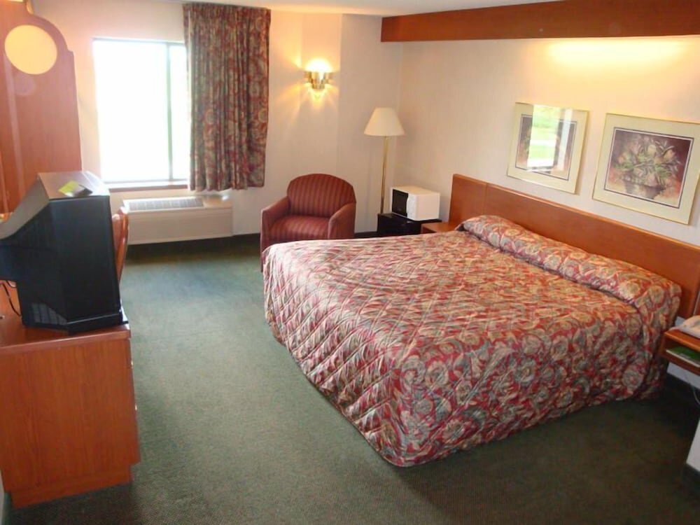 Deluxe room Syracuse Inn & Suites