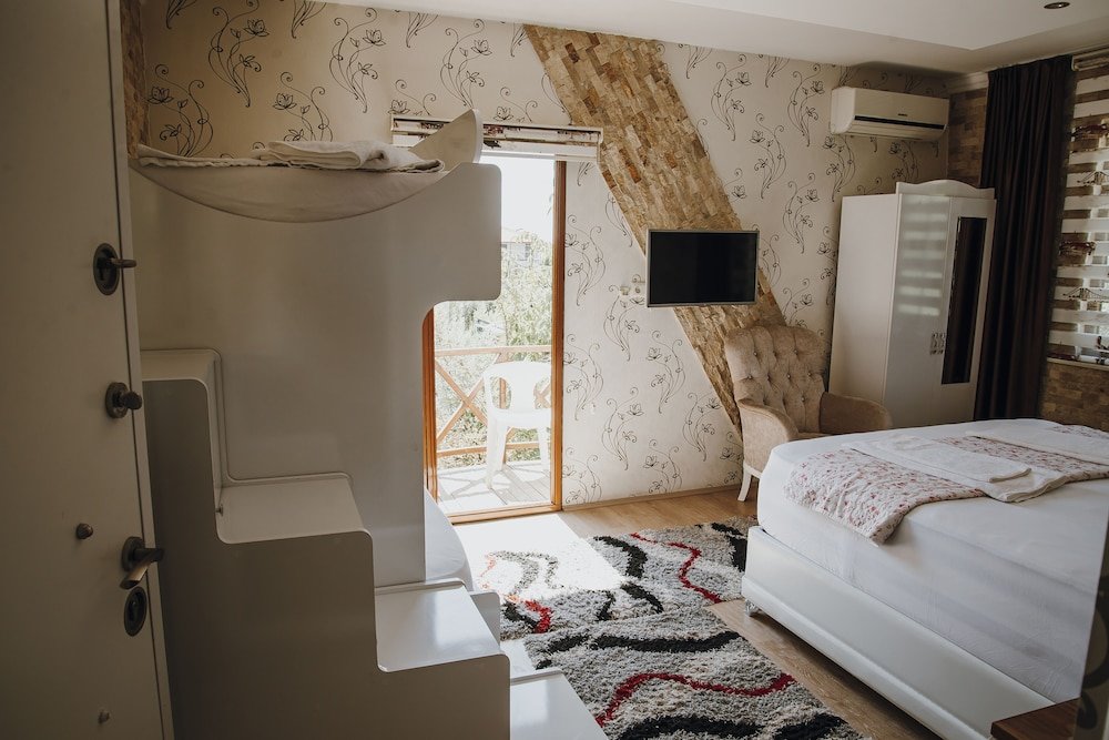 Кровать в общем номере Sinter Terasse House Hotel