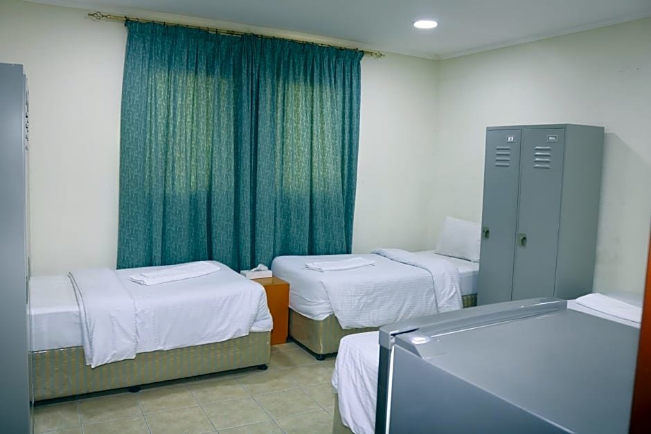 Кровать в общем номере (мужской номер) Dubai Youth Hotel